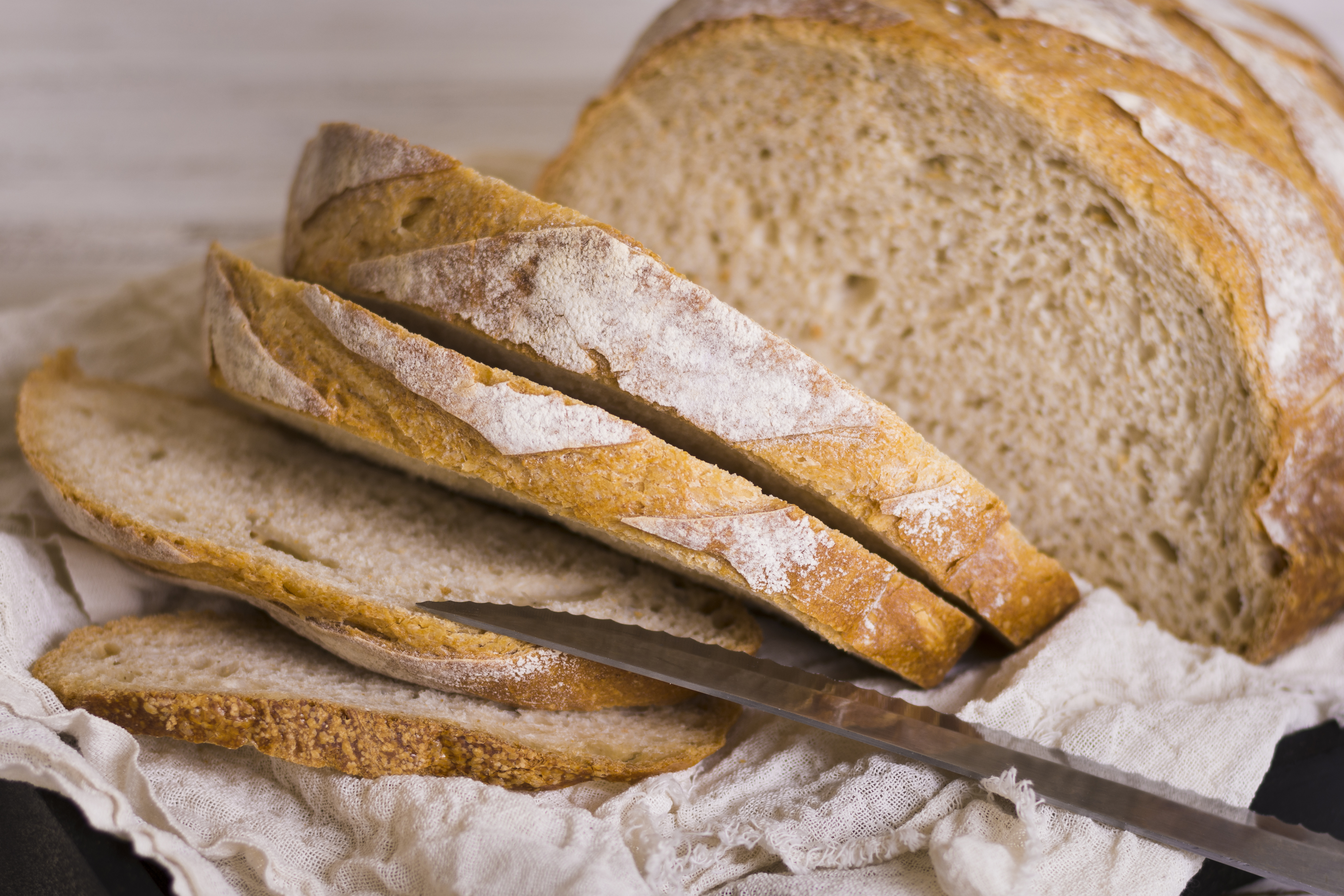 Hogaza rústica de pan de masa madre con corteza dorada